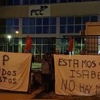 Imatge d’una protesta d’alguns treballadors davant la seu de l’empresa per l’acomiadament.