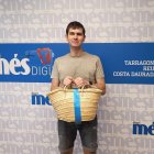 Galderic Torres Roig amb la cistella de Caprabo i Diari Més.