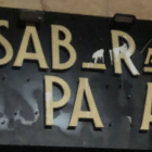 Imagen del letrero de la tienda Sabor a España vandalizado.