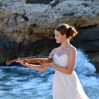 Inés Issel Burzyńska va néixer a Tarragona, i és filla d’una violinista i pedagoga i d’un tenor.