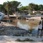 Un home fotografia l'aspecte que ofereix la cala de Pixavaques a l'Ametlla de Mar després dels aiguats de dissabte.