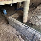 Imatge de les terres remogudes i de les gàbies que s’havien d’utilitzar per reforçar les parets a sobre de les restes arqueològiques.