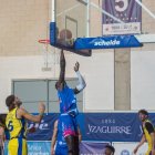 Ousmane N'dour buscant una cistella.