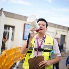 Un informador de Renfe, a l'estació de Sant Vicenç de Calders
