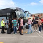 Diversos usuaris agafant un bus a Sant Vicenç de Calders per tornar a Tarragona, Altafulla o Torredembarra.