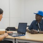 A l’esquerra, la Sara Soria i el Muhammad Nije conversen a l’aula de formació de la Fundació Gentis.