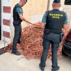Dos agents amb el cablejat sostret.
