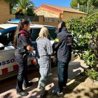 Dos agents dels Mossos detenen una dona com a presumpta autora d'un robatori de joies a una dona gran a Benissanet.