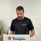 Imatge d'un regidor d'ECP presentant la moció.