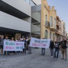 Els afectats i el sindicat de l’habitatge protestant davant de l’Ajuntament de la Pobla de Mafumet.