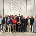 Fotografia de família del lliurament dels dos trofeus del Concurs de Castells de 1952.