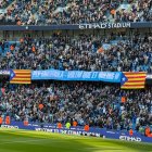 Imatge de les graderies de l'Etihad Stadium de Manchester amb dues estelades.