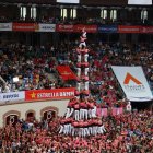 L'enxaneta de la Colla Vella dels Xiquets de Valls fent l'aleta del 4 de 10 amb folre i manilles a la quarta ronda del Concurs de Castells de Tarragona