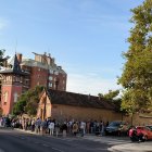 La cua ja tombava la primera cantonada un quart d’hora abans que el Xalet Serra obrís portes per rebre el primer torn de visites.