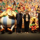 La directora de CaixaForum Tarragona, acompanyada del col·leccionista Bernard Mahé i de l'assessor Vicent Sanchís.