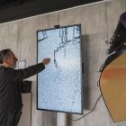 Fotografia d’arxiu d’Andreu Rodríguez, president del Patronat de la New Art Foundation, mostrant una de les obres, en aquest cas, el mirall de mosques, de Christa Sommerer i Laurent Mignonneau.