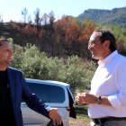 El president del Parlament, Josep Rull, amb l'alcalde de Cabacés, a la zona zero de l'incendi.