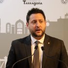 L'alcalde de Tarragona, Rubén Viñuales, atenent la premsa després de reunir-se amb la consellera d'Economia, Alícia Romero