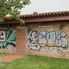 Imatge de la caseta en desús ubicada a una zona verda de la urbanització Tarragona 2.