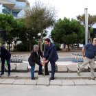 L'alcalde de Tarragona, Rubén Viñuales; i el president del Port, Saül Garreta, aixecant el paviment per plantar els primers arbres del nou parc.