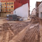 Un dels carrers del municipi de Santa Bàrbara, ple de fang, afectat pels forts aiguats.