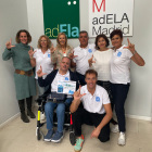 Els membres de Swim For ELA entregant el xec, ahir.
