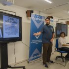 Dos alumnes, presentant José Mariano, un dels personatges del videojoc que han creat, ‘Espineta’.