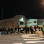 Treballadors de Navec protestant davant de les instal·lacions de l'empresa a La Pobla de Mafumet.