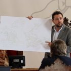 L'alcalde de Tarragona ensenyant un mapa de l'estat en què es troba el clavegueram de la ciutat durant el plenari municipal.