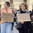 Dones amb cartells a la concentració que denuncia que el càncer de mama «no és rosa» a Barcelona