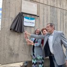 El moment del descobriment de la placa, que ha anat a càrrec de l'alcaldessa, Assumpció Castellví; la presidenta de l'ASTECSN, Nieves Sánchez; i l'extreballador de la Central Nuclear Vandellòs I, Brauli Conejo