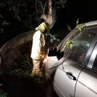 Un bomber treballant en l'accident.