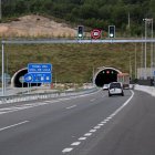 Dos vehicles i dos camions circulant pel túnel de Coll de Lilla.