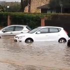 Imatge de dos dels cotxes afectats per les inundacions