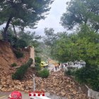 Imatge del mur d'una casa a Salou, que ha cedit a causa de les fortes pluges