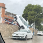 Imagen del coche colgando.