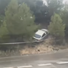 Imagen del coche en la rotonda.