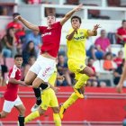 El recentment nomenat pilota d'or, Rodri Hernández, lluita per una pilota àrea amb Manu Barreiro.