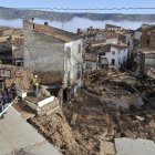 Serveis d'emergència treballen en el punt més afectat per les inundacions en Letur, aquest dimecres.