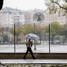 Una persona passeja aquest dilluns sota la pluja a Castelló.