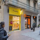 Fotografia de l’exterior d’una botiga de Freshly Cosmetics a la ciutat de Reus.
