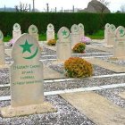 La tradició islàmica marca que els difunts han de ser enterrats sota terra i orientats a La Meca.