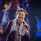Manolo García, somrient durant el concert al Palau Sant Jordi del 18 de maig del 2024.