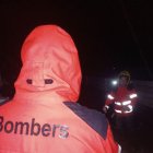 Imatge dels bombers que han rescatat 4 persones al Catllar.