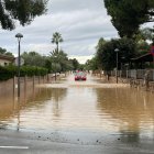 Un vehicle de Bombers avança per un carrer totalment inundat a la Móra.