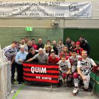 L’equip del Reus Deportiu Virginias amb la bandera dedicada a Quim Carballido, el jugador del planter que va morir recentment.