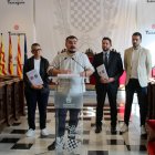 El portaveu d'En Comú Podem, Jordi Collado; Isabel Mascaró, consellera d’Hisenda, Serveis Interns i Educació i l'alcalde de Tarragona, Rubén Viñuales, i del regidor dels comuns, Antonio Carmona, durant la presentació de l'acord de pressupostos per al 2025