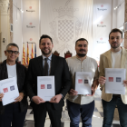 Isabel Mascaró i Rubén Viñuales (PSC) amb Jordi Collado i Toni Carmona (ECP) en la compareixença d'ahir.