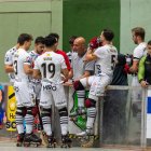 Els jugadors del Reus Deportiu rebent les indicacions del tècnic Jordi Garcia.