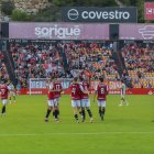 Els jugadors del Nàstic Pol Domingo i Antolñín Cortés celebrant abraçats un gol al Nou Estadi Costa Daurada.